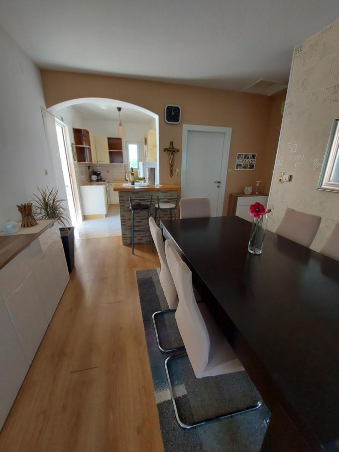 Appartement Apartman Larisa à Kampor Extérieur photo
